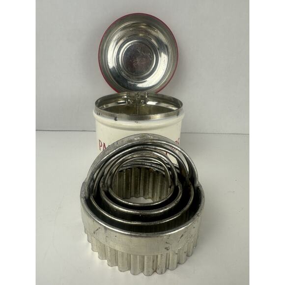Vintage 1950 Tala Red & White Enameled Tin Box 4 Nesting Pastry Cutters Set - Picture 3 of 7